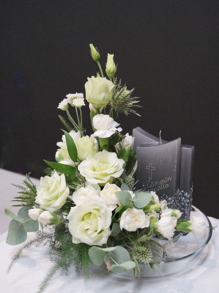 Osanotto kukka/kynttilä asetelma